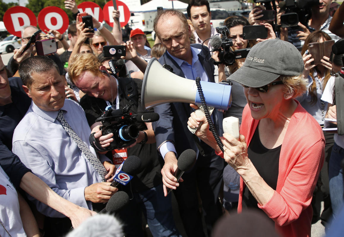 Senator of Massachusetts and Democratic presidential hopeful Elizabeth Warren addresses the crowd about migrant children in front of a detention center in Homestead, Florida on June 26, 2019. - Democrats are in Miami, Florida for their first debate -- and first inflection point -- of the 2020 election cycle, with ex-vice president Joe Biden taking the stage as frontrunner for the first time. 