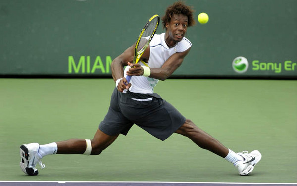 Gael Monfils of France returns the ball to Andy Roddick of the USA during their match at the Sony Ericsson Open on Key Biscayne, Florida, USA 31 March 2009. 
